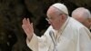El Papa denuncia la "hipocresía" de quienes critican las bendiciones LGBTQ+