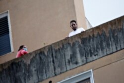 El legislador opositor Juan Requesens fue llevado a su casa el viernes 28 de agosto de 2020 tras más de dos años en prisión. El juicio en su contra continúa el próximo lunes, según informó su abogado.
