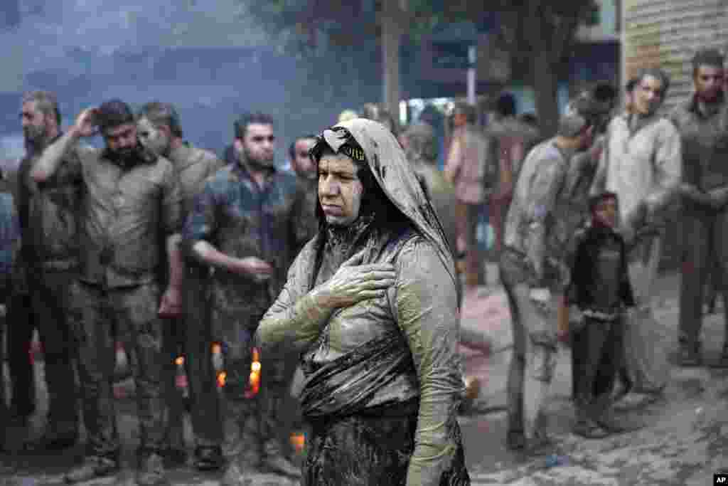 Kaum Muslim-Syiah Iran berkabung pada hari Asyura (Ashoura), peringatan wafatnya Imam Hussein cucu Nabi, dengan melumuri tubuhnya dengan tanah liat di Khorramabad.