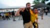 Un agente de seguridad asiste a un aficionado que esperaba entrar al estadio para la final de la Copa América entre Argentina y Colombia el domingo 14 de julio del 2024.