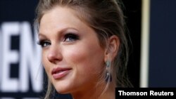 ARCHIVO - Taylor Swift llega a la entrega de premios Globo de Oro, en Beverly Hills, California, el 5 de enero de 2020. Swift es una de las artistas que lidera las nominaciones a los premios Grammy este domingo 14 de marzo de 2020. 