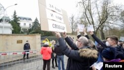 Протест під російським посольством у Празі, 18 квітня 2021, REUTERS