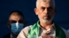 Yahya Sinwar, Pemimpin kelompok Hamas di Jalur Gaza, menghadiri sebuah acar di Kota Gaza, pada 24 Mei 2021. (Foto: AP/John Minchillo)
