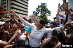 ARCHIVO - La líder de la oposición venezolana, María Corina Machado, participa en una manifestación contra el gobierno del presidente de Venezuela, Nicolás Maduro, y para conmemorar el Primero de Mayo en Caracas, Venezuela, el 1 de mayo de 2019.