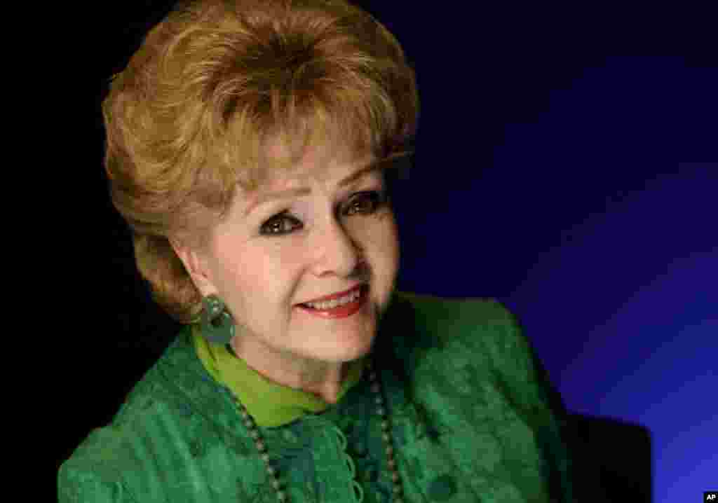 តារាភាពយន្ត​ Debbie Reynolds ថត​រូប​នៅ​ទីក្រុង​ញូវយ៉កកាល​ពី​ថ្ងៃទី ១៤ តុលា ២០១១។