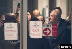El senador Chris Van Hollen (demócrata por Maryland) se encuentra detrás de la puerta de las oficinas de la Agencia de los Estados Unidos para el Desarrollo Internacional (USAID), en Washington, el 3 de febrero de 2025.