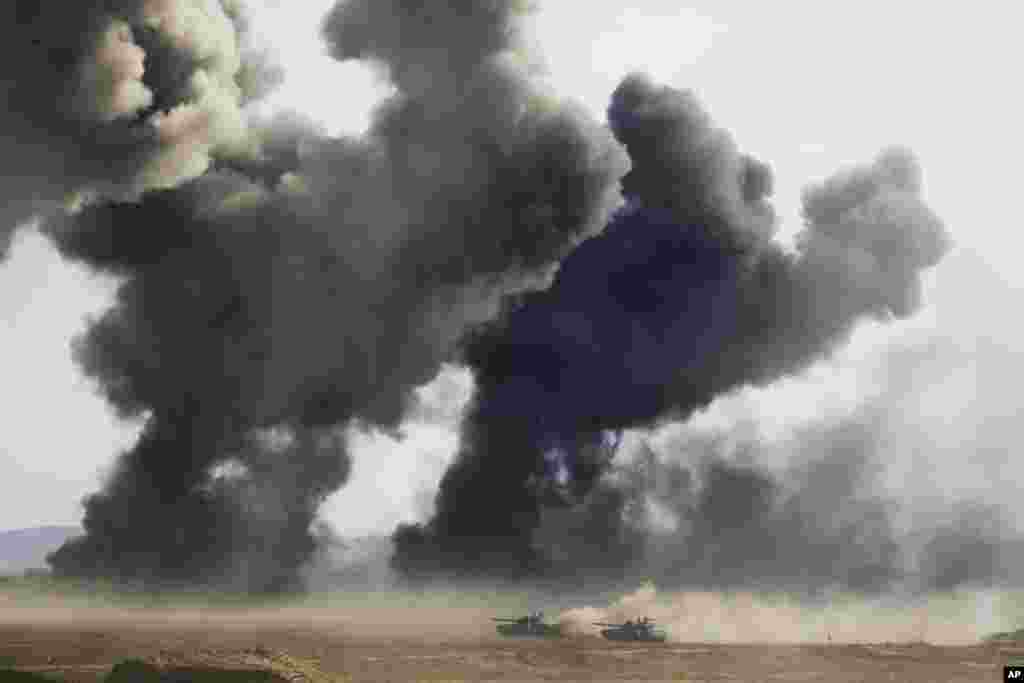 Kendaraan tank tentara Rusia selama latihan militer di pantai Laut Hitam, Krimea. Latihan yang dimulai di seluruh Rusia bagian selatan dan Krimea awal minggu ini melibatkan lebih dari 120.000 tentara adalah salah satu latihan terbesar yang diselenggarakan Rusia yang telah berlangsung selama bertahun-tahun.