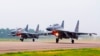 រូបឯកសារ៖ យន្តហោះចម្បាំង SU-30 របស់ចិនចំនួនពីរគ្រឿង បានហោះចេញពីទីតាំងដែលមិនបានបញ្ជាក់ ដើម្បីហោះហើរល្បាតលើសមុទ្រចិនខាងត្បូង នៅក្នុងរូបថតឯកសារដែលមិនបានបញ្ជាក់កាលបរិច្ឆេទ ចេញផ្សាយដោយទីភ្នាក់ងារសារព័ត៌មានចិន Xinhua ។ (AP)