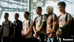 Ex rehenes tailandeses liberados por Hamás en el primer día de la tregua con Israel llegan a Bangkok el 30 de noviembre de 2023.