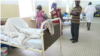 Un médecin consulte des patients atteints de paludisme à l'hôpital général de Goma, le 26 mai 2017. (VOA/Charly Kasereka)