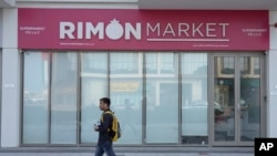 Seorang pria berjalan melewati Pasar Rimon, sebuah toko kelontong kosher yang dikelola oleh mendiang Rabbi Zvi Kogan, di Dubai, Uni Emirat Arab, 24 November 2024. (Foto: AP)