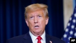 Trump se obraća poslije sudskog ročišta u Washingtonu, 9. januar 2024.