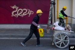 Trabajadores recorren la ciudad de Shanghai, China, el 25 de noviembre de 2023.