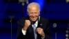 ប្រធានាធិបតីជាប់ឆ្នោតលោក Joe Biden ញញឹមដាក់អ្នកគាំទ្រ ក្នុងពេលថ្លែងសុន្ទរកថានៅទីក្រុង Wilmington រដ្ឋ Delaware កាលពីថ្ងៃសៅរ៍ ទី៧ ខែវិច្ឆិកា ឆ្នាំ២០២០។