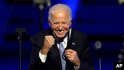 ប្រធានាធិបតីជាប់ឆ្នោតលោក Joe Biden ញញឹមដាក់អ្នកគាំទ្រ ក្នុងពេលថ្លែងសុន្ទរកថានៅទីក្រុង Wilmington រដ្ឋ Delaware កាលពីថ្ងៃសៅរ៍ ទី៧ ខែវិច្ឆិកា ឆ្នាំ២០២០។