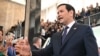 El secretario de Estado de Estados Unidos, Marco Rubio, saluda a los empleados a su llegada al Departamento de Estado en Washington, DC, el 21 de enero de 2025.
