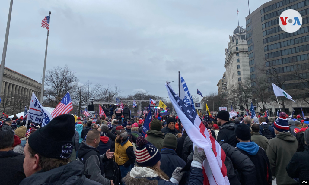 Partidarios del presidente Donald Trump muestran apoyo al mandatario justo cuando el Congreso de EE.UU. se dispone a confirmar al presidente electo Joe Biden, el mi&#233;rcoles 6 de enero de 2021.