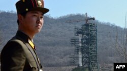 지난 2012년 4월 북한 동창리 발사대에 은하-3호 장거리 로켓이 세워져있다.