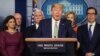 "Los americanos necesitan dinero ahora", dijo el secretario del Tesoro, Steve Mnuchin, en la rueda de prensa junto al presidente Donald Trump, el martes 17 de marzo de 2020.
