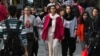Sejumlah perempuan Iran, beberapa di antaranya tidak mengenakan jilbab yang wajib digunakan, berjalan di pusat kota Teheran, pada 9 September 2023. (Foto: AP/Vahid Salemi)