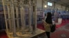 Seorang pelajar mengamati sentrifus buatan dalam negeri Iran dalam sebuah pameran pencapaian nuklir negara tersebut di Teheran, 8 Februari 2023. (Foto: AP)