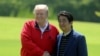 特朗普总统与日本首相安倍5月26日一起打高尔夫球。