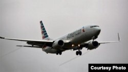ARCHIVO - Un avión de American Airlines se prepara para aterrizar en el aeropuerto Reagan National cerca de Washington, DC. (Foto: Diaa Bekheet)