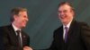 El secretario de Estado de EE. UU., Antony Blinken (izq.), y el canciller de México, Marcelo Ebrard, se saludan tras la culminación de un encuentro bilateral de alto nivel en la capital mexicana, el 8 de octubre de 2021.