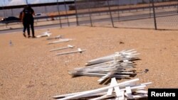 Residentes y miembros de la Red Fronteriza por los Derechos Humanos (BNHR, por sus siglas en inglés) colocan cruces blancas durante una vigilia en honor a los 53 migrantes que murieron en un camión de carga en San Antonio, en El Paso, EEUU, el 30 de junio de 2022.