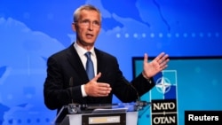El secretario general de la OTAN, Jens Stoltenberg, habla a los cancilleres de los países miembros de la organización sobre los esfuerzos para evacuar a su personal y refugiados que intentan dejar Afganistán, el 20 de agosto de 2021.
