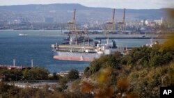 Sebuah kapal tanker minyak berlabuh di kompleks Sheskharis, bagian dari Chernomortransneft JSC, anak perusahaan Transneft PJSC, di Novorossiysk, Rusia, pada 11 Oktober 2022. (Foto: AP)