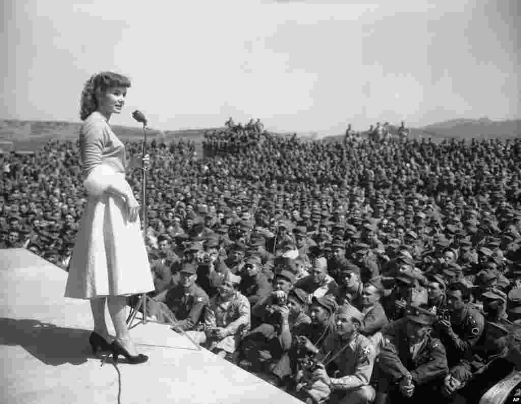 អ្នកស្រី​ Debbie Reynolds សម្តែង​នៅ​ទីស្នាក់ការកណ្តាល Army ទី​០៨ នៅ​រដ្ឋធានី​សេអ៊ូល ប្រទេស​កូរ៉េ​ខាងត្បូង​កាល​ពី​ថ្ងៃទី​២៣ ឧសភា ១៩៥៥។