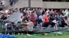 Manifestantes atravesaron las barricadas que se habían levantado en las afueras de un campamento pro-Palestina en el MIT, el 6 de mayo de 2024, en Cambridge, Massachusetts. 