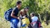 Un migrante empuja un coche con sus hijas dentro de la caravana que avanza por México en Chahuites, el 8 de noviembre de 2021. 