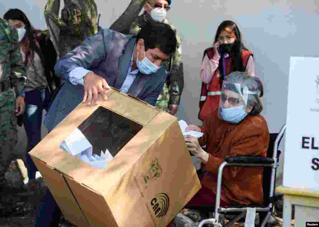 El candidato presidencial de Ecuador, Andr&#233;s Arauz, ayuda a su abuela Flor Cervina Galarza Saltos, de 106 a&#241;os, a emitir su voto en las elecciones presidenciales, en Quito, Ecuador, el 7 de febrero de 2021.