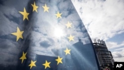 Una bandera de la Unión Europea es vista frente al edificio del Parlamento Europeo en Estrasburgo, Francia, el 26 de marzo de 2019.