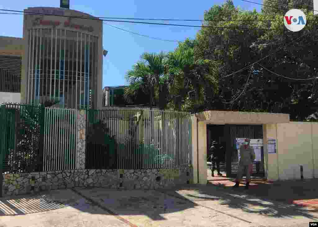 As&#237; luc&#237;a el colegio Domingo Sarmiento, de Maracaibo, estado Zulia. Esta entidad aporta la mayor cantidad de diputados del Parlamento. Maracaibo, diciembre 6 de 2020. Foto: Gustavo Ocando - VOA.