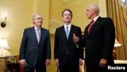 El líder de la mayoría en el Senado de Estados Unidos, Mitch McConnell, saluda al juez nominado para la Corte Suprema, Brett Kavanaugh y al vicepresidente Mike Pence en una reunión en su oficina en el Capitolio, en Washington, el 10 de julio de 2018.