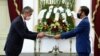 Dubes AS untuk Indonesia, Sung Yong Kim, menyerahkan surat kepercayaan kepada Presiden Joko Widodo di Istana Merdeka, Jakarta, hari Rabu (21/10).