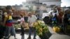 Personas usan mascarilla para evitar la propagación del nuevo coronavirus en un mercado al aire libre en Caracas. el 10 de abril de 2020.