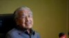 Mantan Perdana Menteri Malaysia Mahathir Mohamad berbicara dalam konferensi pers di kantornya di Putrajaya, Malaysia, 22 Januari 2024. (Foto: Vincent Thian/AP)