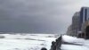 La nieve cubre la costa de Virginia Beach, el sábado 22 de enero de 2022 en Virginia Beach, Virginia, EE. UU.