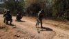 ARCHIVO - Soldados del ejército mexicano muestran una búsqueda de minas antipersonal durante una presentación ante los medios cerca de Naranjo de Chila, en el municipio de Aguililla, estado de Michoacán, México, el 18 de febrero de 2022.