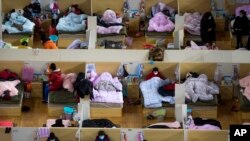 Esta foto de la agencia china de noticias Xinhua, del 17 de febrero de 2020, muestra a pacientes de coronavirus en un hospital temporal levantado en el Centro Deportivo de Wuhan, en la provincia de Hubei. China ha reportado menos de 2000 casos por día en los últimos dos días.