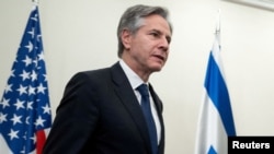 ARCHIVO: El secretario de Estado de EEUU, Antony Blinken, durante una reunión con el líder de la oposición israelí, Yair Lapid, en Tel Aviv, el 30 de noviembre de 2023.