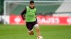 Piero Hincapié, del Leverkusen, controla el balón durante una sesión de entrenamiento un día antes de la final de la Europa League entre el Atalanta y el Bayer Leverkusen en el estadio Aviva en Dublín, Irlanda, el martes 21 de mayo de 2024.