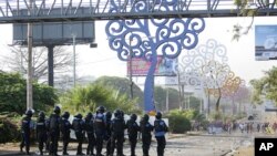 ARCHIVO - Policía y manifestantes se enfrentan en un tercer día de enfrentamientos violentos en Managua, Nicaragua, el 20 de abril de 2018. (Foto AP/Alfredo Zúñiga, Archivo)