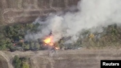 Captura de pantalla de tomas de un dron muestran equipos militares incendiados cerca de Svitle, en la región ucraniana de Zaporiyia, el 3 de octubre de 2023.