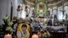 Lukisan wajah Pastor Marcelo Perez dipajang saat misa arwah di gereja. Perez ditembak mati di San Cristobal de Las Casas, negara bagian Chiapas, Meksiko, 20 Oktober 2024. (Foto: Claudia Garcia Blanca/AFP)