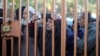 Personas aguardan tras la valla de una morgue, cerca de los cuerpos de palestinos muertos en ataques israelíes en Al-Mawasi, donde desplazados se refugian. EEUU ha dicho que respalda las acciones de Israel en la Franja de Gaza.